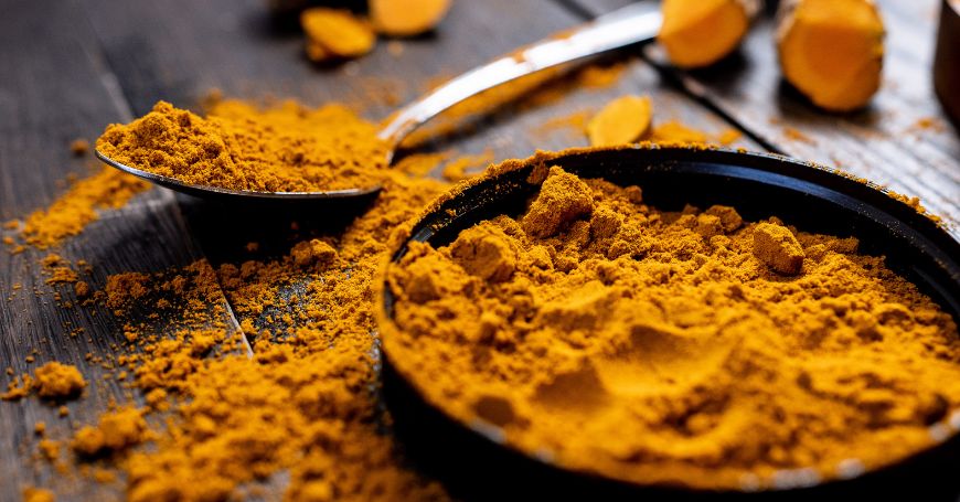 curcuma una delle erbe ayurvediche per capelli